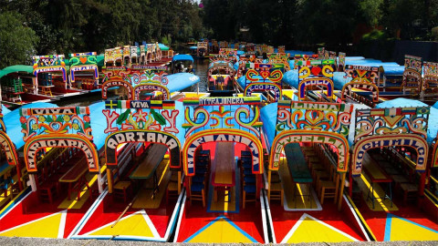 Sedema prohíbe fiestas nocturnas en trajineras de Xochimilco por falta de autorización