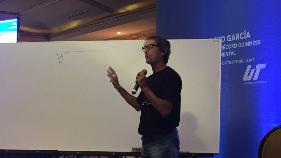 Campeón del mundo de cálculo mental dicta conferencia en Matamoros 