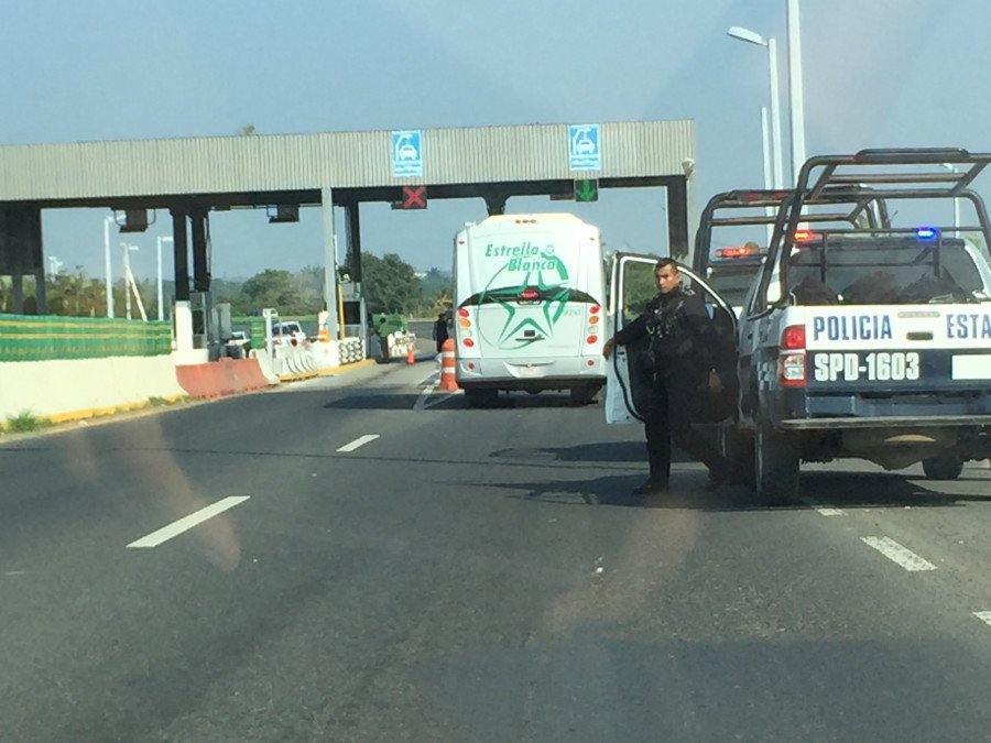 Rumor de toma de casetas genera movilización de policías