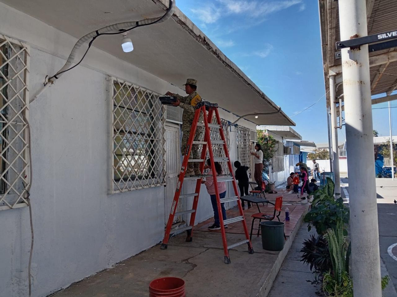 Tienen escuelas nueva imagen con apoyo de militares