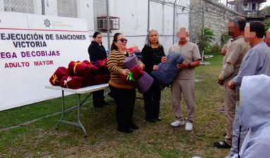 Entrega CEDES Victoria cobijas a personas adultas mayores