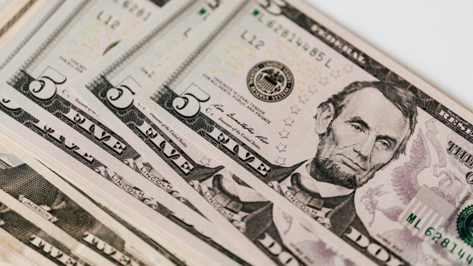 ¡Dólar baja aún más! Divisa estadounidense se cotiza $17.23