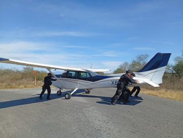 Aterriza avioneta de emergencia en carretera de Villagrán