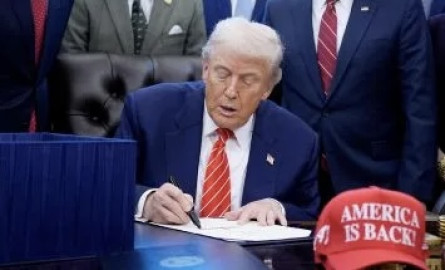 Trump firma ley presupuestaria y reactiva al Gobierno federal