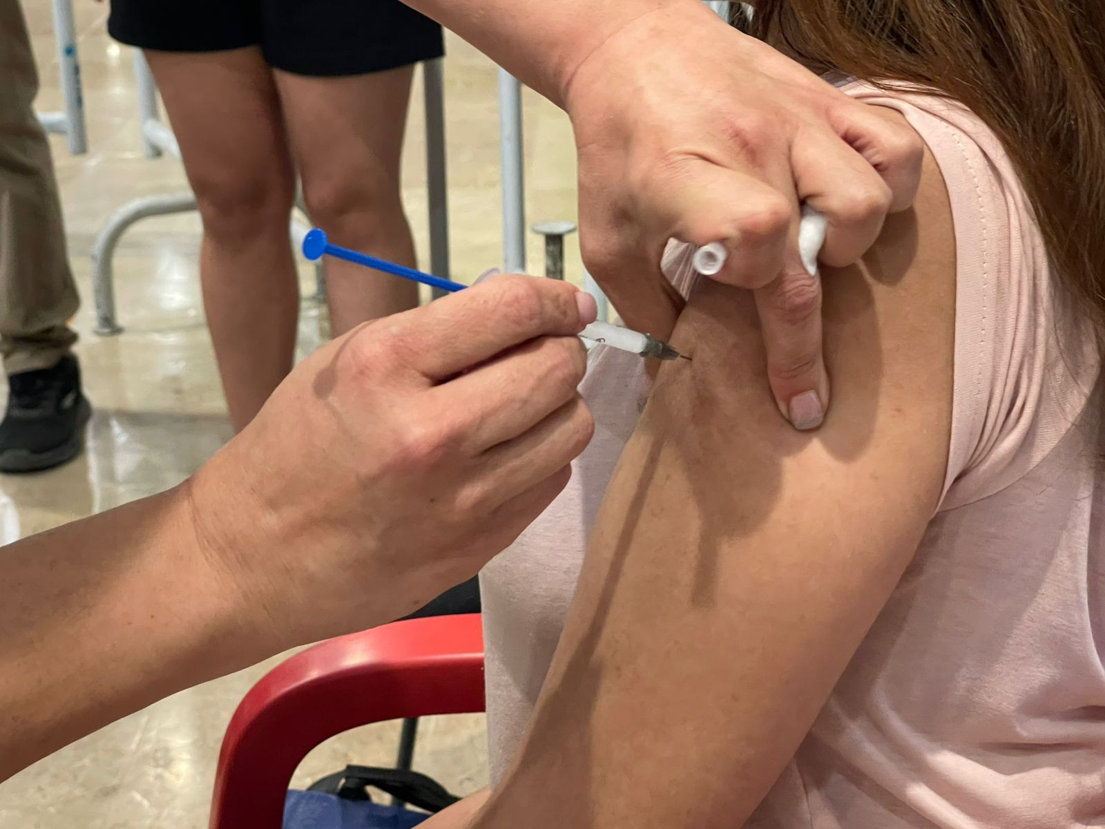 Acuden ciudadanos a vacunarse tras caso sospechoso de sarampión