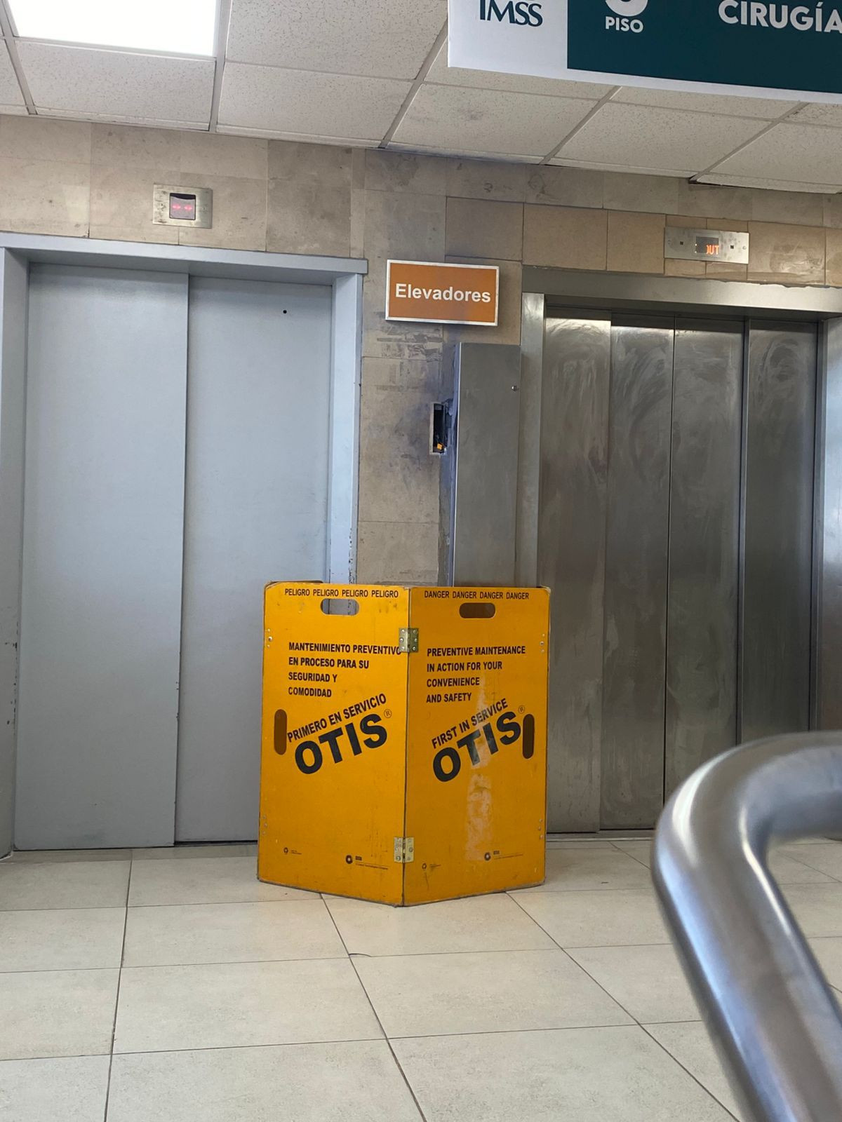 Pacientes del Hospital IMSS 15 sufren por elevador fuera de servicio