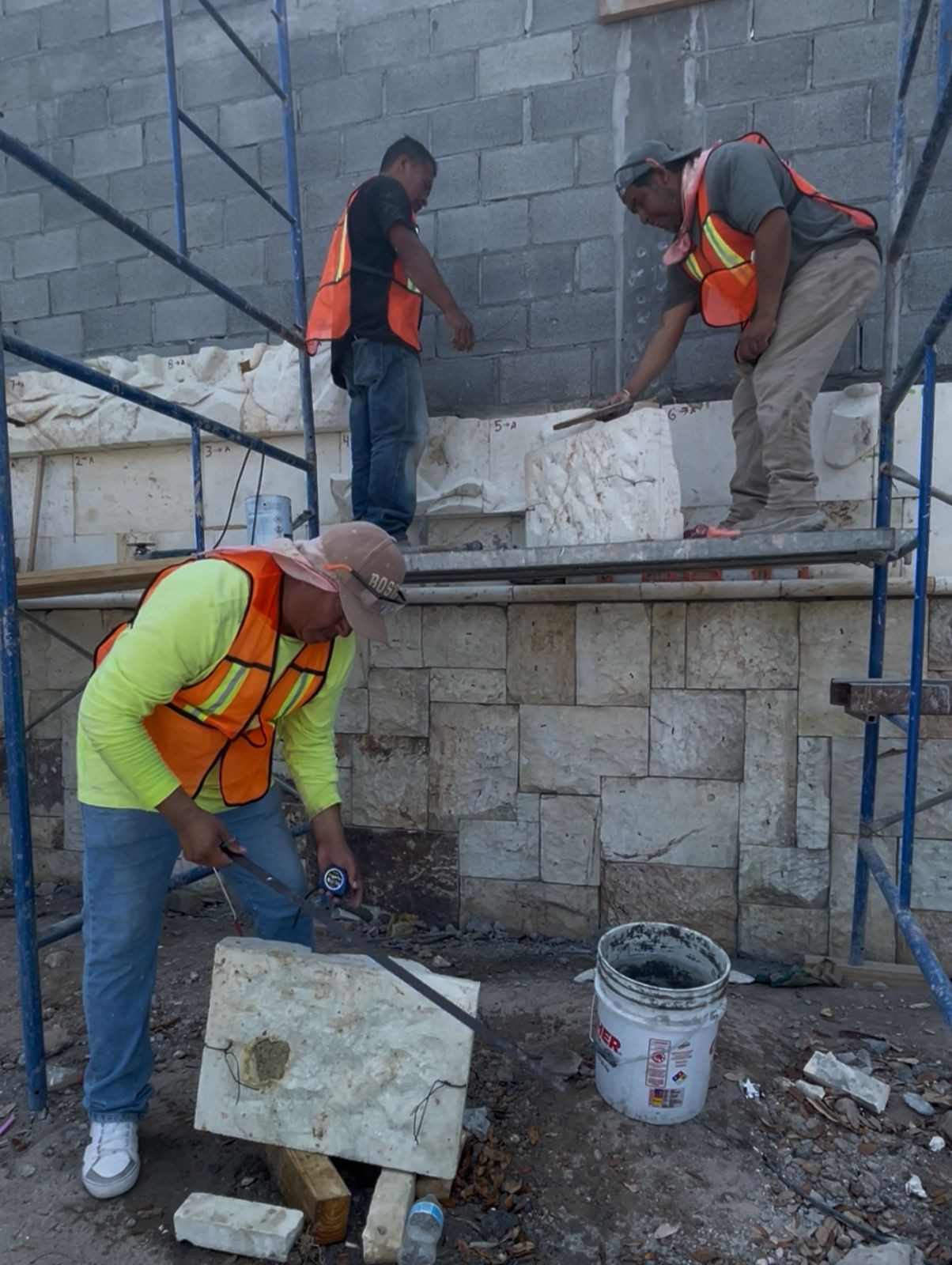 Artesanos de Oaxaca instalan murales sobre la historia de Reynosa