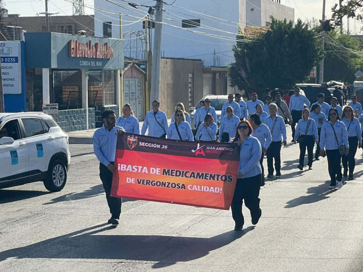 Exigen mejoras en servicio médico durante desfile por la Expropiación Petrolera