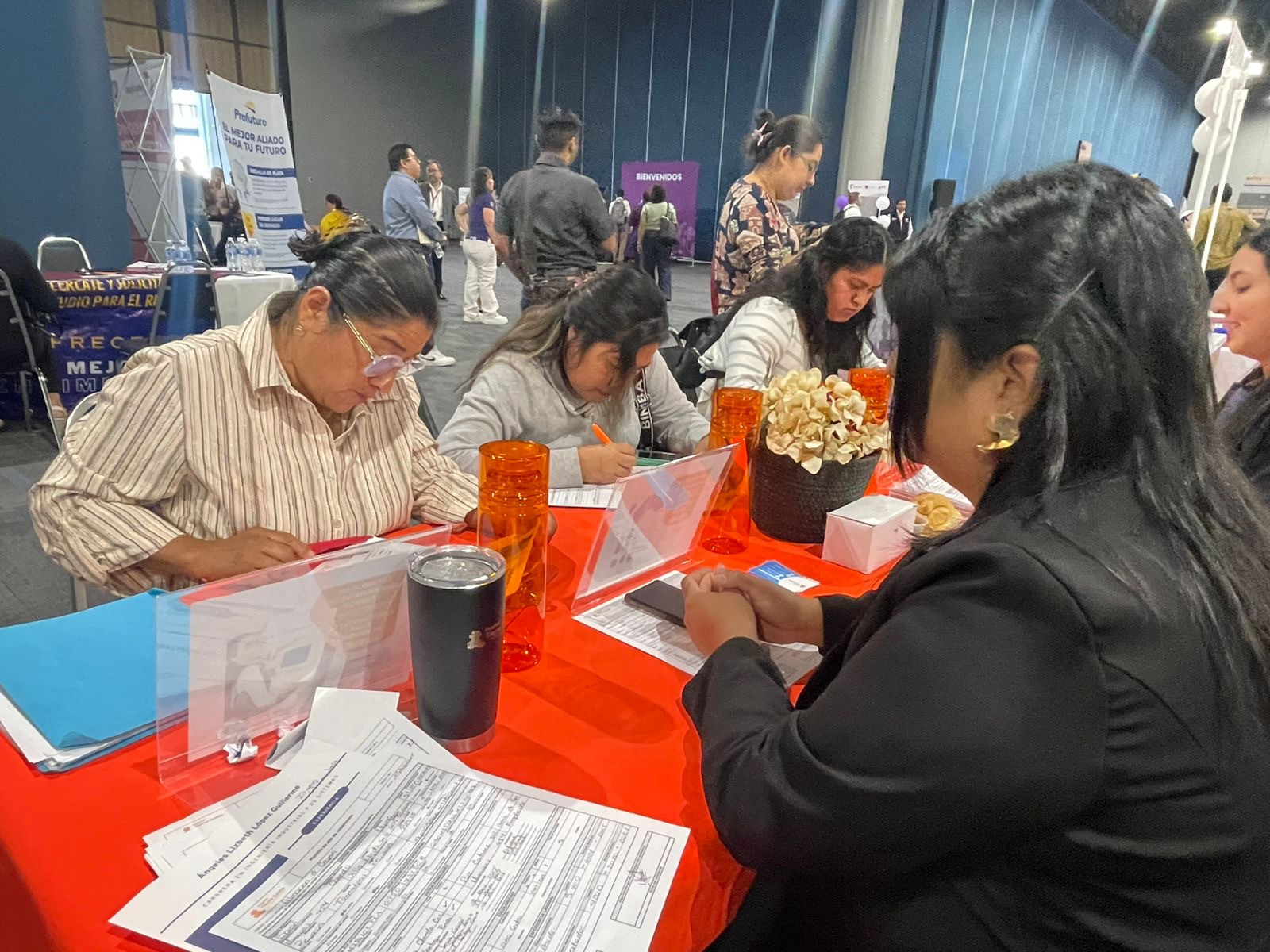 Mujeres buscan empleo en Reynosa; ofertan mil 400 vacantes