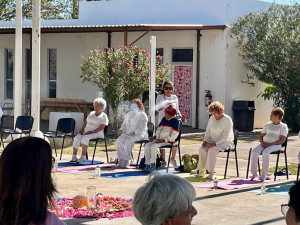 Adultos mayores del DIF Nuevo Laredo dan la bienvenida a la primavera con actividad de yoga en Casa Club
