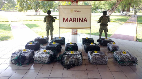 Marina asegura embarcación con 650 kilos cocaína en costas de Michoacán