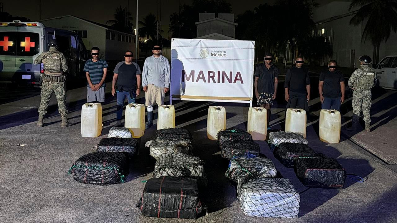 Marina asegura embarcación con 650 kilos cocaína en costas de Michoacán