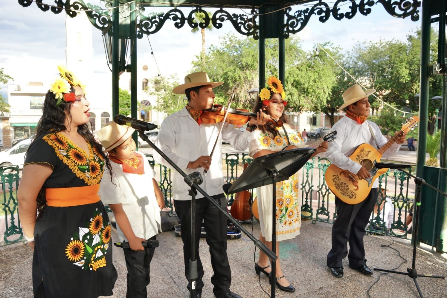 Vive Nuevo Laredo la tradición del Huapango con exitoso Fandango Huasteco en Plaza Juárez