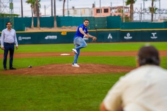 Lanzó Julio César Chávez Jr primera bola en partido Charros-Sultanes en Reynosa