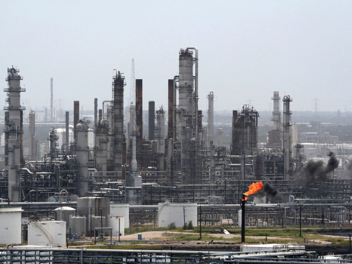 Pemex contiene derrame de diésel en canal de navegación en Deer Park