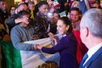 Sheinbaum llega a España y es recibida con música por mexicanos en Barcelona