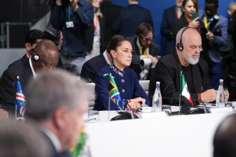 Desde Barcelona, Sheinbaum plantea convertir armas en inversión ambiental