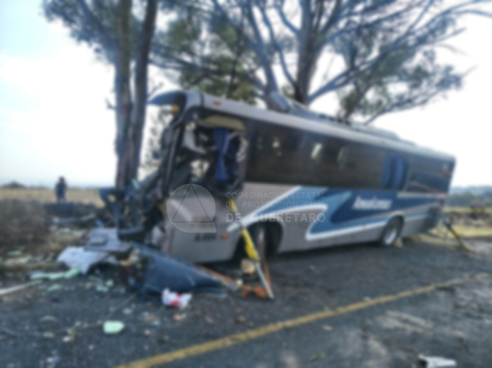 Accidente de autobús en Querétaro deja al menos nueve muertos y varios heridos