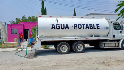 Abastece COMAPA de Reynosa con camiones cisterna a colonias del Sector Granjas