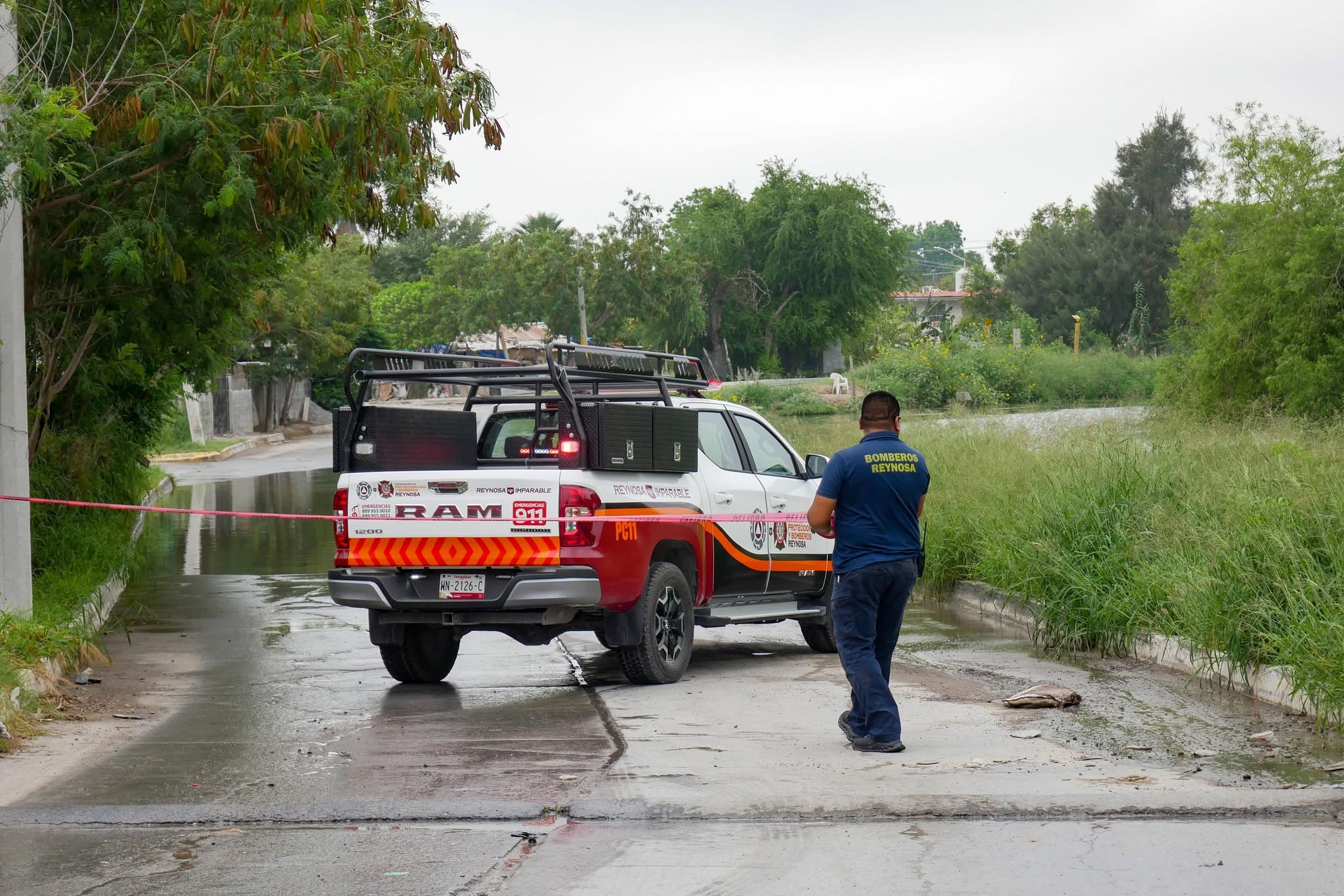 Restringen circulación en paso a desnivel por creciente del canal Rodhe