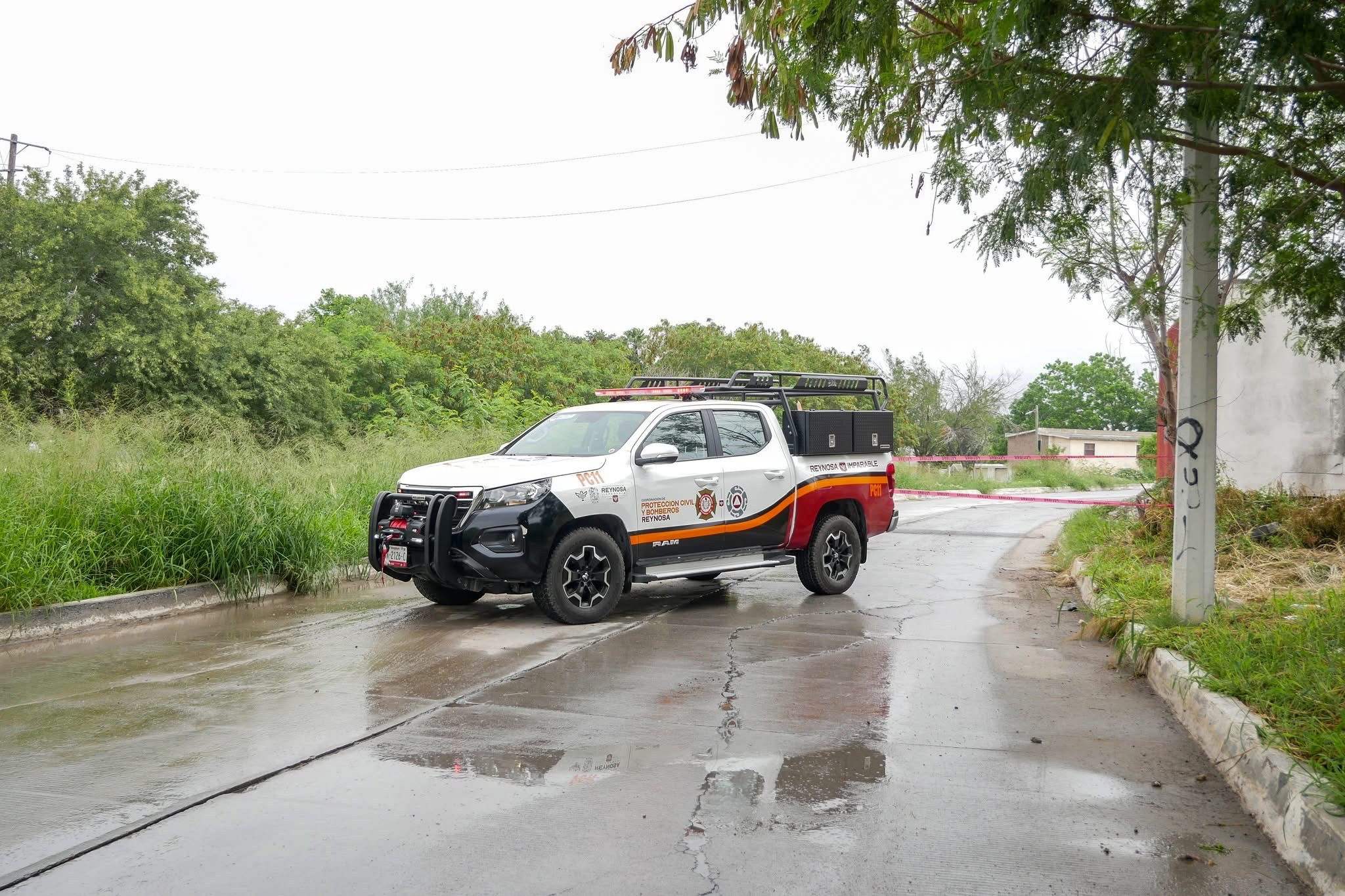 Restringen circulación en paso a desnivel por creciente del canal Rodhe