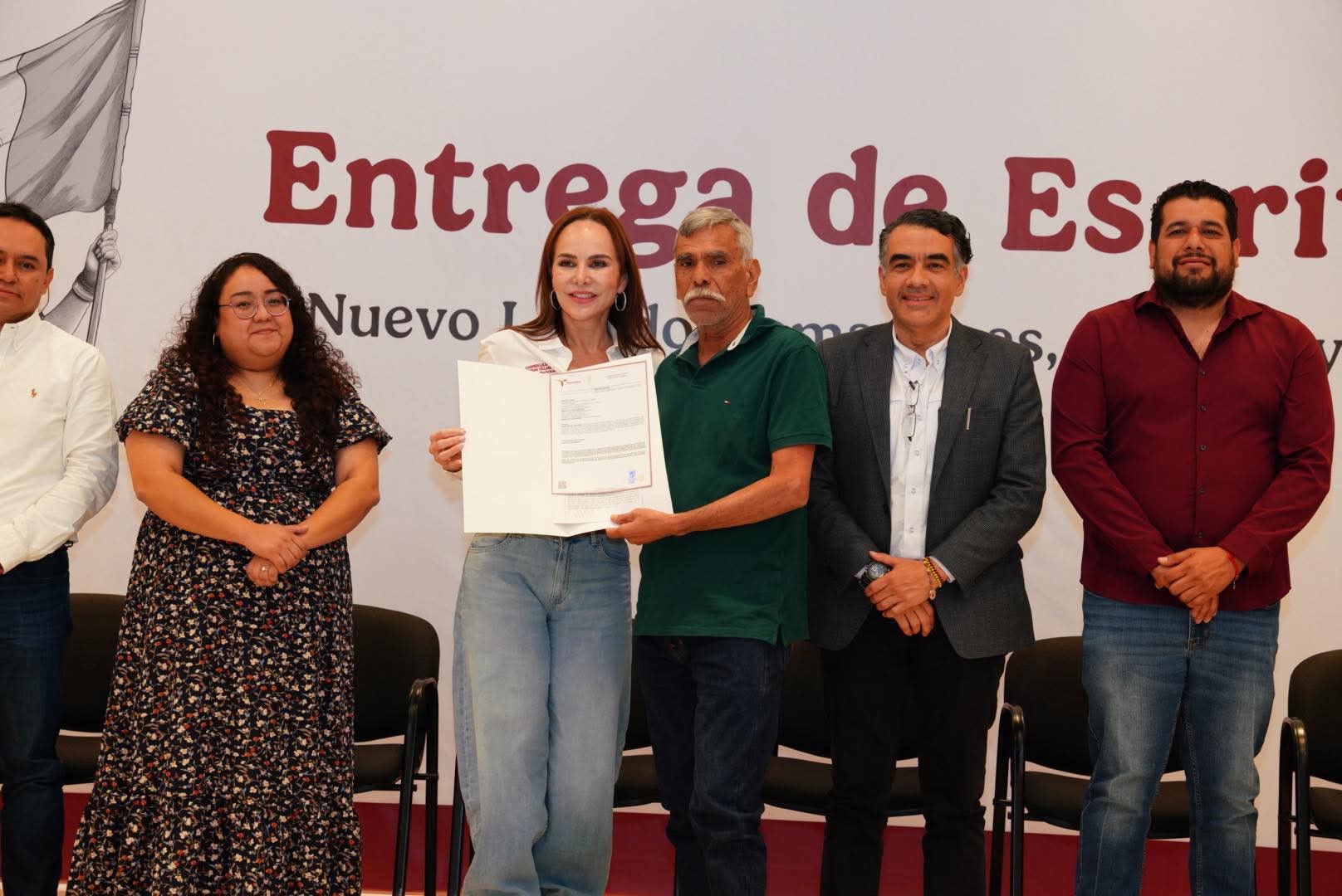 Brindan certeza jurídica a familias con entrega de escrituras gratuitas
