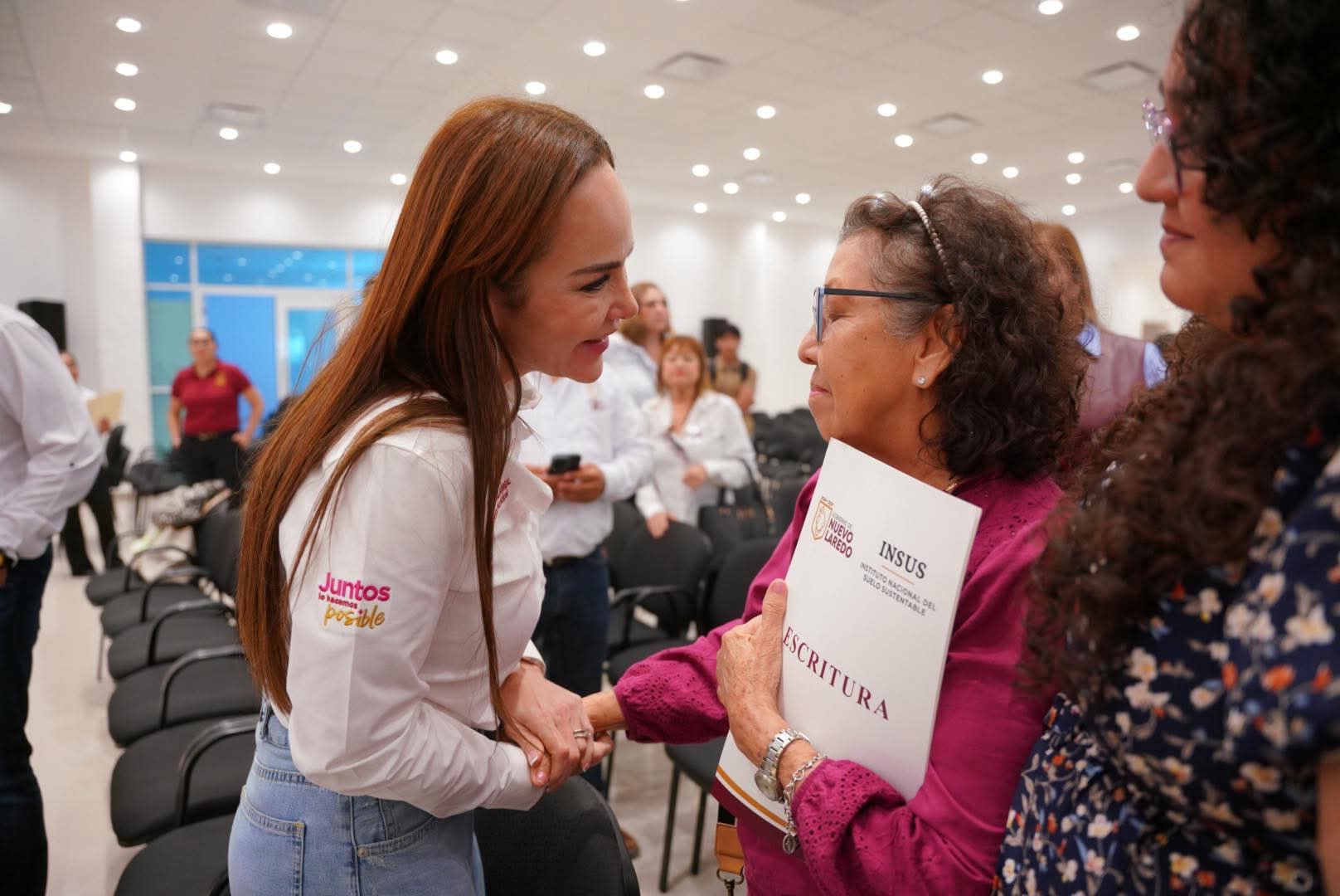 Brindan certeza jurídica a familias con entrega de escrituras gratuitas