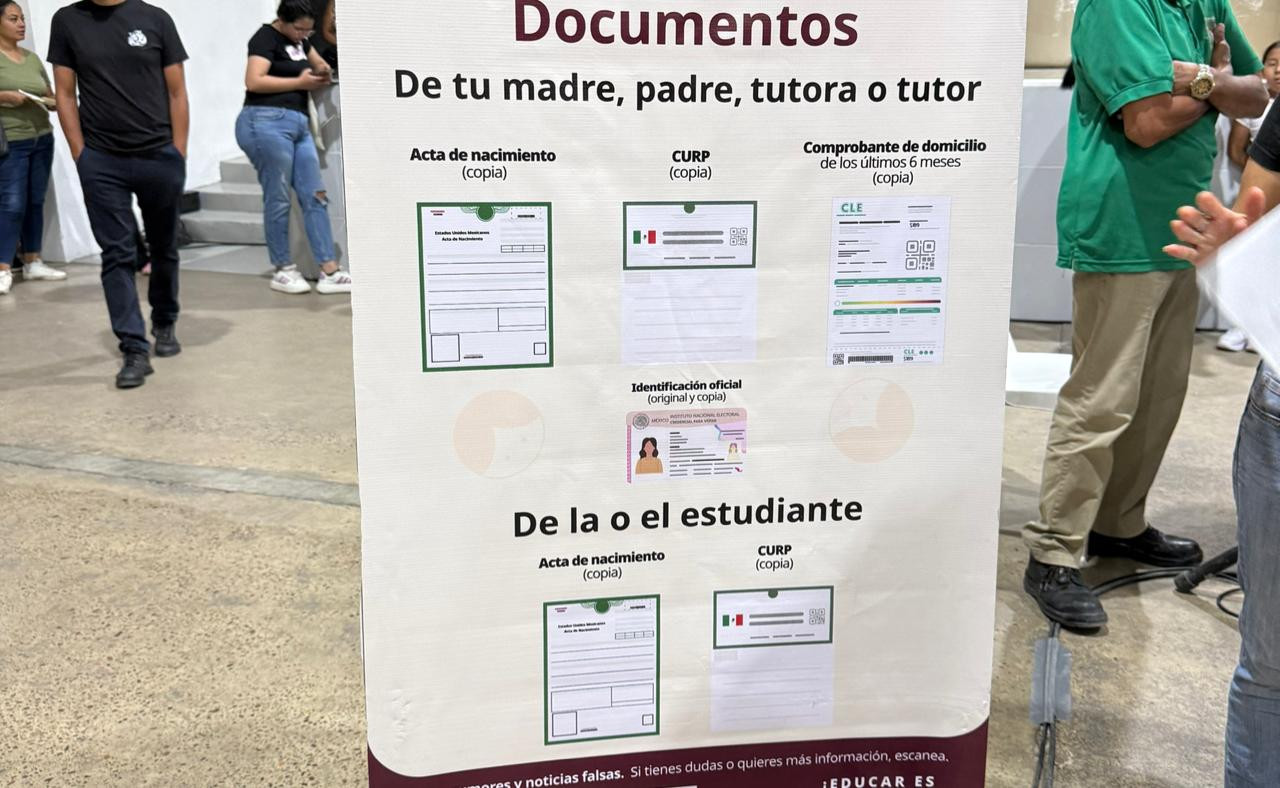 Arranca entrega de tarjetas de la beca Rita Cetina en el Auditorio Municipal