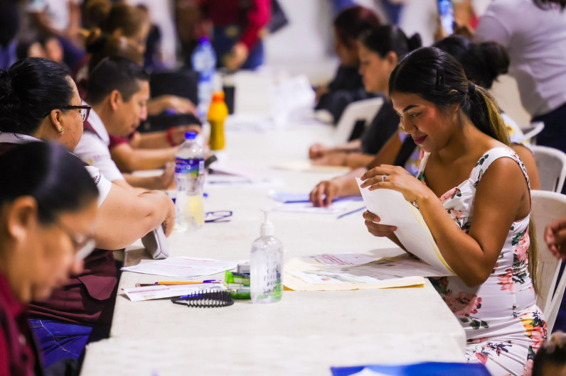 Recibieron padres de familia Tarjetas de Becas Rita Cetina en el Auditorio Municipal