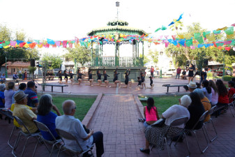 Familias llenan de música, baile y color el Centro Histórico de Nuevo Laredo