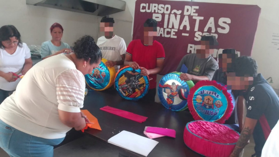 Impulsa DEMA reinserción social a través de capacitación laboral con taller de piñatas