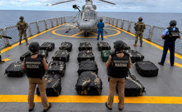Marina asegura más de 800 kilos de cocaína frente a las costas de Guerrero; hay cinco detenidos