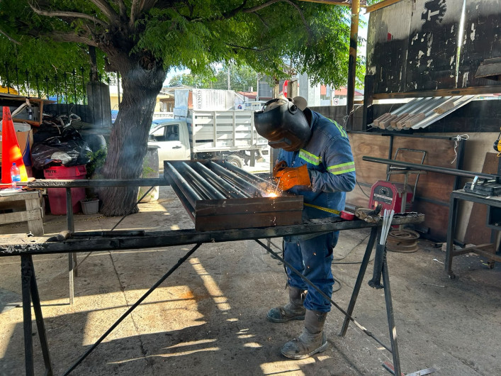 Realiza Gobierno de Carlos Peña Ortiz desde fabricación hasta colocación de rejillas pluviales