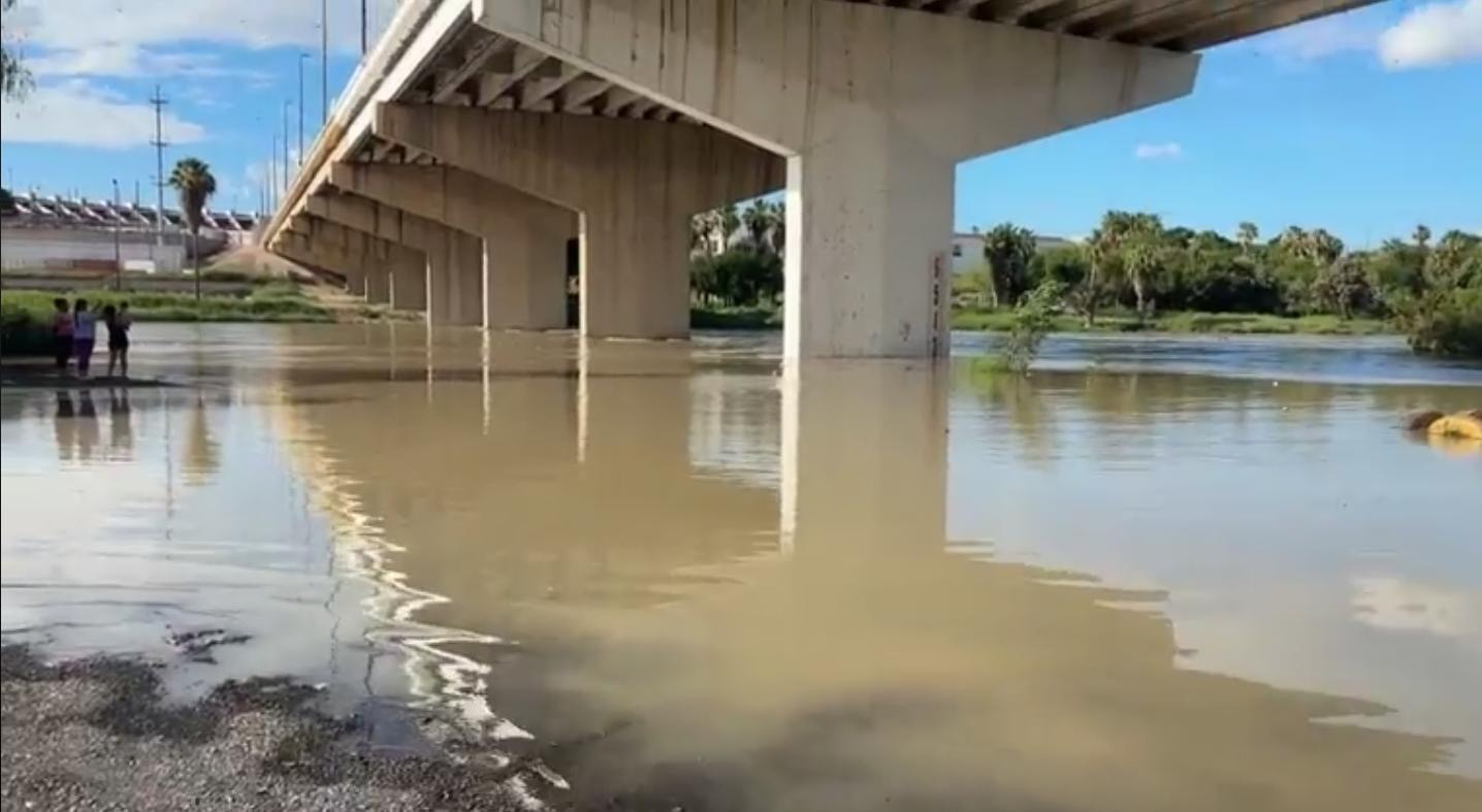 El río Bravo registra un drástico aumento en su caudal entre los dos Laredos; descartan inundaciones