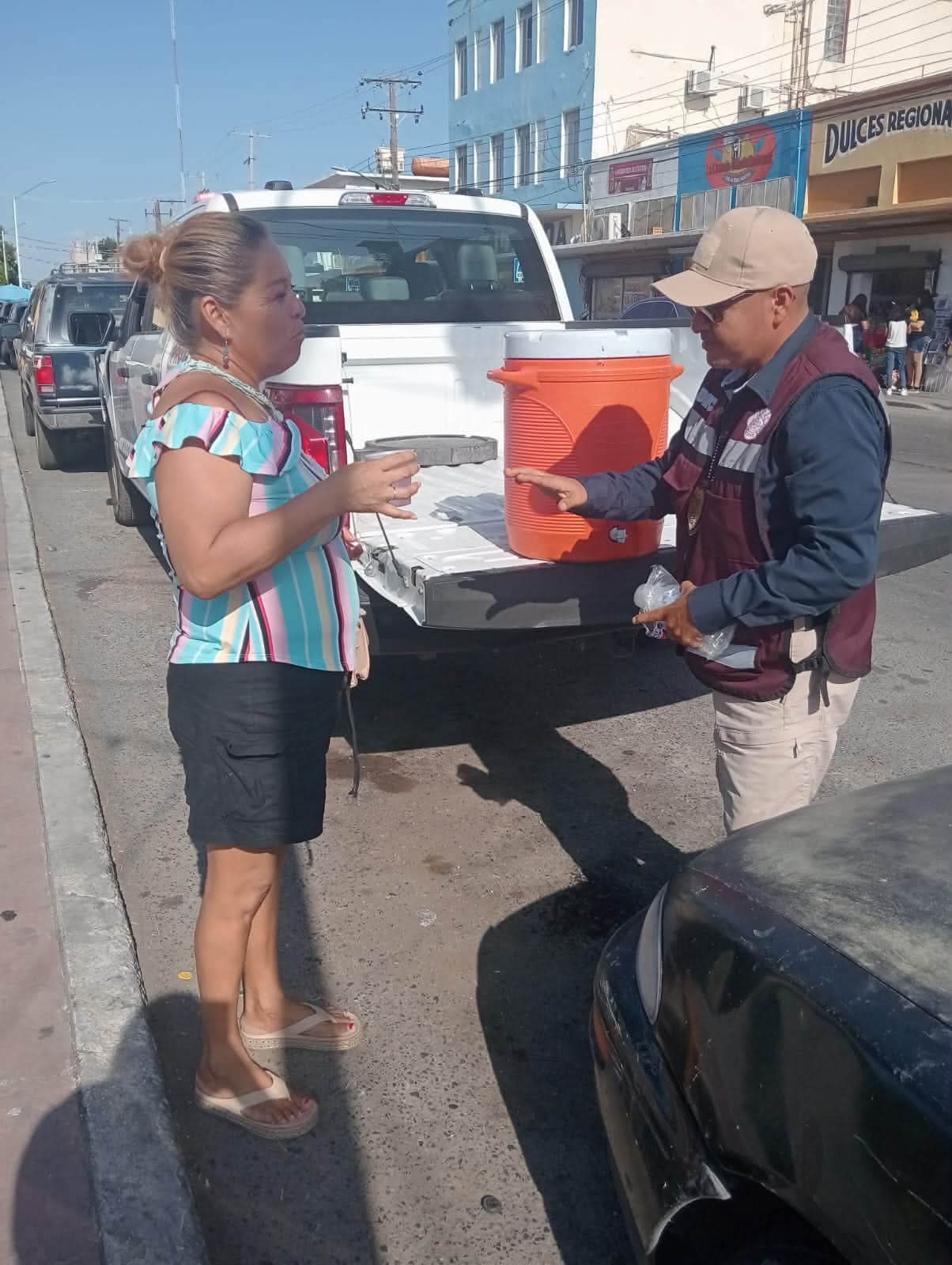 Mantienen puestos de hidratación ante altas temperaturas