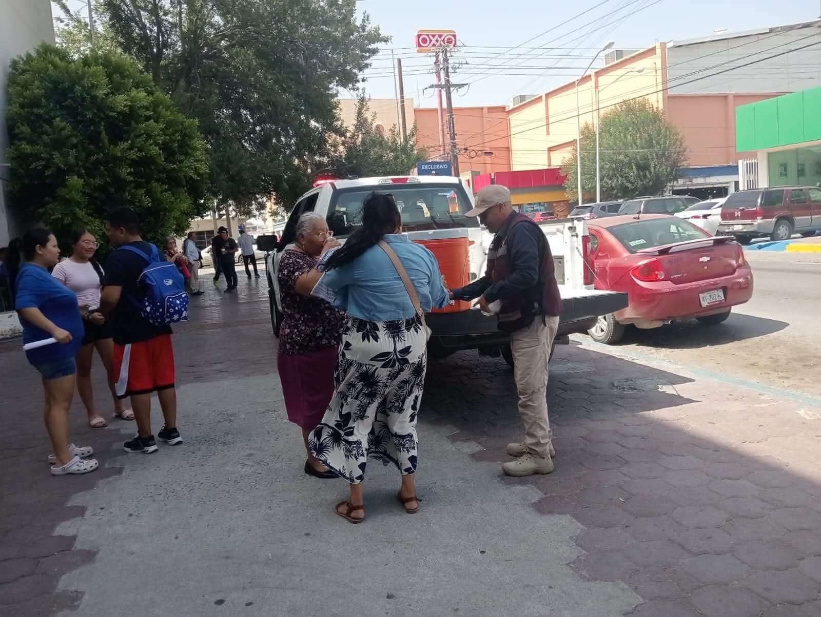 Mantienen puestos de hidratación ante altas temperaturas