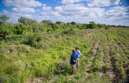 Autoridades municipales supervisan terrenos para construcción del puente internacional “Flor de Mayo”  