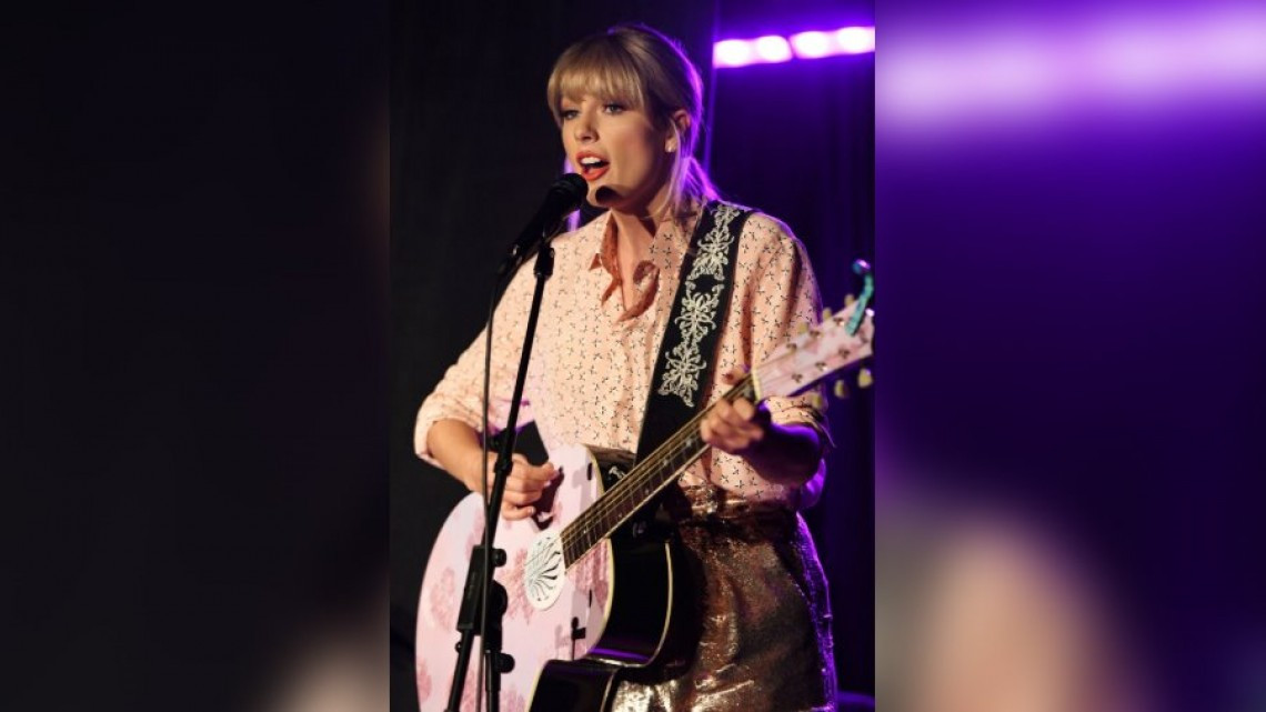 Taylor Swift da un show sorpresa en Nueva York