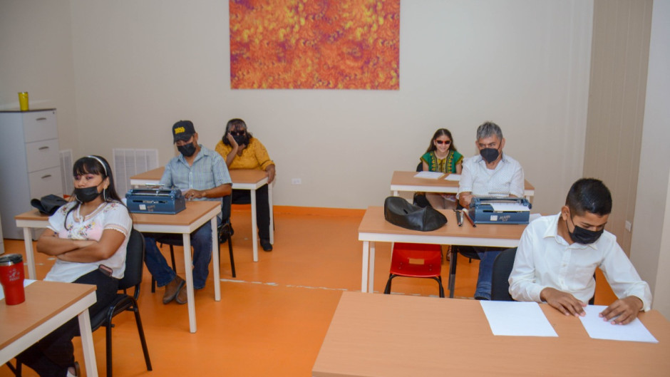 Imparten clases gratuitas de Braille y Bastón en centro de rehabilitación integral del sistema DIF