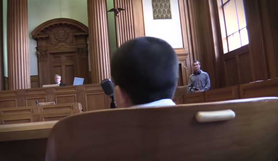 Recrean cómo niños migrantes comparecen solos en juicios de extradición 