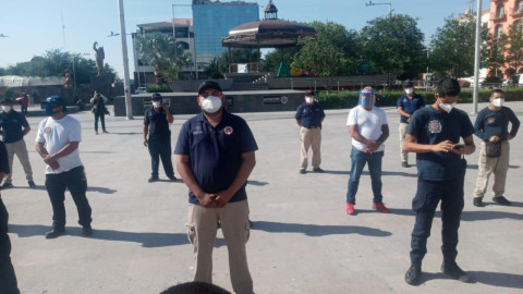 Elementos de PCyB solicitan insumos frente a la Presidencia Municipal.