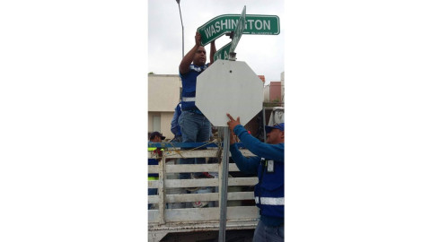 Servicios Primarios reemplazan lámina de señalamiento de alto