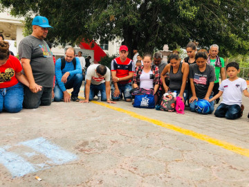 Claman migrantes pidiendo ayuda divina para llegar a EU 