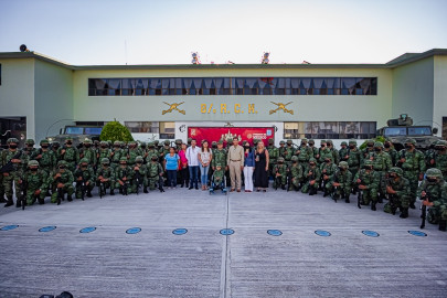 Atestigua Mario López nombramiento del pequeño Iker, como “Soldado por un Día”