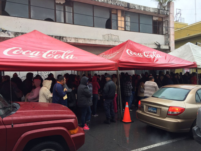 Bajo el hielo hacen largas filas en la fiscal