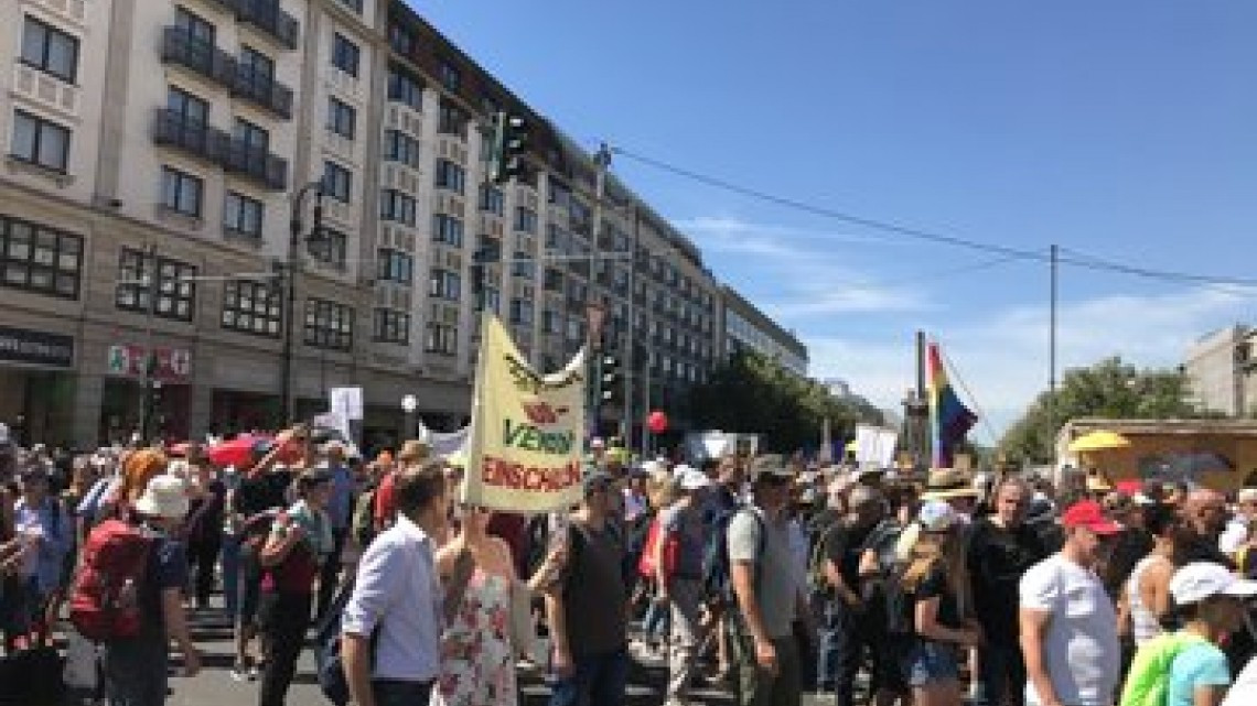 Miles de personas protestan en Berlín contra las restricciones por la COVID-19