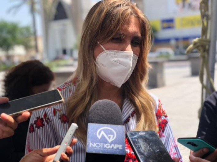 Exhortan a adultos mayores a protegerse del calor al salir a vacunarse