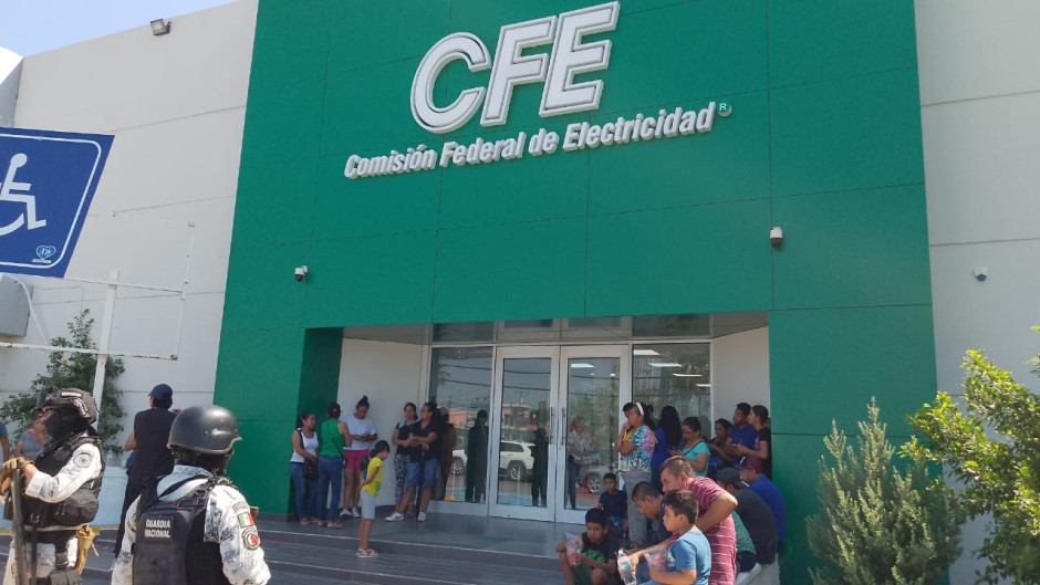 Se manifiestan en CFE por falta de luz 