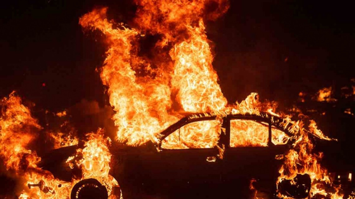 Desalojan casas por fuertes incendios en California