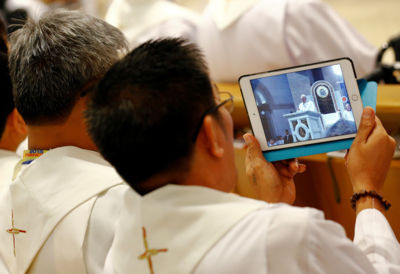 Papa Francisco se manifiesta en contra de los celulares durante misa 